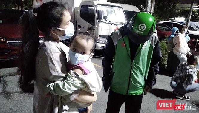 Gia đình Sơn đến rất muộn, nằm trong danh sách dự phòng nhưng may mắn vợ con anh đã được ưu tiên lên tàu. Ảnh: GVT.