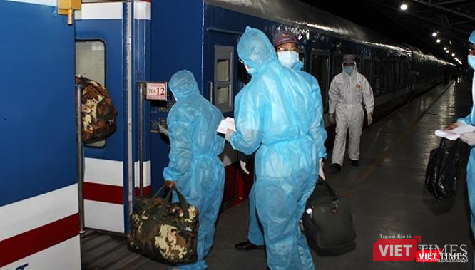 Những hành khách lên tàu rất muộn trước giờ tàu chạy. Ảnh: GVT.