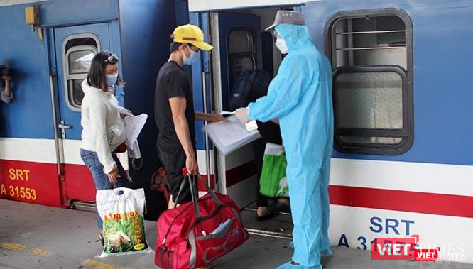 Những hành khách này sẽ được cách ly tập trung tại các huyện ở Hà Tĩnh. Công dân ở cùng một huyện sẽ lên cùng một toa. Ảnh: GVT.