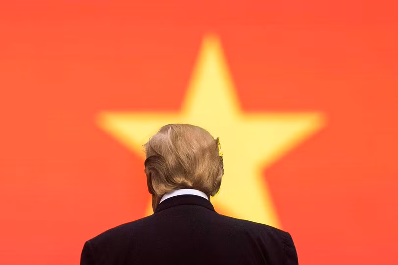 Tổng thống Mỹ Donald Trump đứng trước lá cờ Việt Nam trong buổi lễ đến Hà Nội, ngày 12/11/2017. (Ảnh: AFP / Jim Watson) Tổng thống Mỹ Donald Trump đứng trước lá cờ Việt Nam trong buổi lễ đến Hà Nội, ngày 12/11/2017. (Ảnh: AFP / Jim Watson)