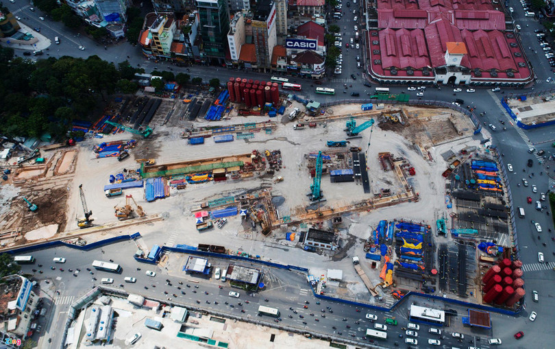 Toàn cảnh công trường thi công tuyến metro số 1 Bến Thành - Suối Tiên. TP.HCM nhiều năm nay đối diện với tình trạng thiếu vốn nghiêm trọng để phát triển hạ tầng giao thông. Ảnh: Zing Toàn cảnh công trường thi công tuyến metro số 1 Bến Thành - Suối Tiên. TP.HCM nhiều năm nay đối diện với tình trạng thiếu vốn nghiêm trọng để phát triển hạ tầng giao thông. Ảnh: Zing