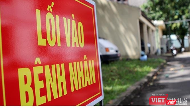 Tất cả đều được phân luống chặt chẽ để đưa bệnh nhân vào các khu vực điều trị. Ảnh: GVT.