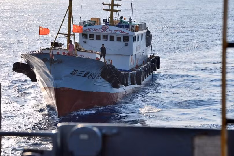 Tàu dân quân Trung Quốc quấy nhiễu tàu USNS Impeccable (năm 2009) Ảnh: US Navy.