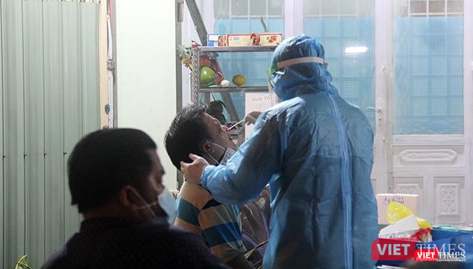 Qua nhiều lần test lấy mẫu diện rộng trong cộng đồng, số ca lây nhiễm bởi Covid-19 ở TP.HCM vẫn liên tục tăng cao. Ảnh: GVT.