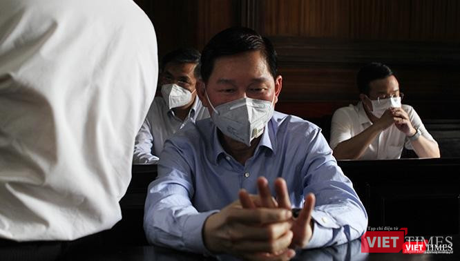 Bị cáo Trần Vĩnh Tuyến tại toà sơ thẩm chiều 18/12/2021, trước khi HĐXX tuyên án 6 năm tù giam. Ảnh: GVT.