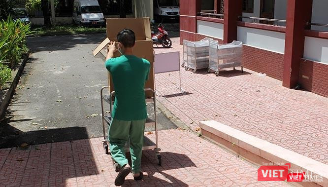 Mọi hoạt động di chuyển không ngừng nghỉ nhằm chuẩn bị đáp ứng mọi điều kiện điều trị tối đa cho bệnh nhân. Ảnh: GVT.