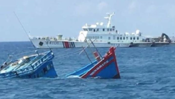 Tàu cá Việt Nam bị tàu hải giám Trung Quốc đâm chìm trên biển Đông. Ảnh ngư dân cung cấp. Tàu cá Việt Nam bị tàu hải giám Trung Quốc đâm chìm trên biển Đông. Ảnh ngư dân cung cấp.