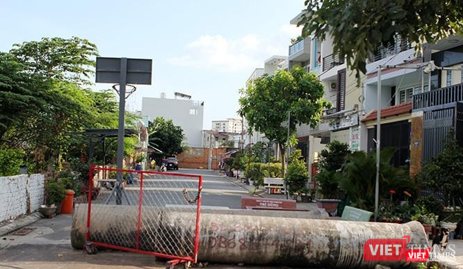 Dễ dàng nhận thấy dịch Covid-19 vừa quét qua khu vực này, khi các ống bê tông lấp đường và các rào chắn còn đang ngổn ngang ngăn các lối đi lại. Dễ dàng nhận thấy dịch Covid-19 vừa quét qua khu vực này, khi các ống bê tông lấp đường và các rào chắn còn đang ngổn ngang ngăn các lối đi lại.