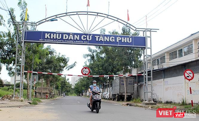 Đây là lối vào chính của khu dự án nhà ở mà bị cáo Lê Tấn Hùng đã bán đứt cho Công ty Phong Phú, bị cáo buộc gây thiệt hại 672 tỷ đồng, theo đường 12 thuộc khu phố 4 phường Phước Long B. Đây là lối vào chính của khu dự án nhà ở mà bị cáo Lê Tấn Hùng đã bán đứt cho Công ty Phong Phú, bị cáo buộc gây thiệt hại 672 tỷ đồng, theo đường 12 thuộc khu phố 4 phường Phước Long B.