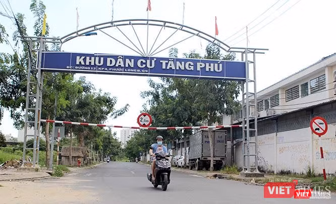 Đây là lối vào chính của khu dự án nhà ở mà bị cáo Lê Tấn Hùng đã bán đứt cho Công ty Phong Phú, bị cáo buộc gây thiệt hại 672 tỷ đồng, theo đường 12 thuộc khu phố 4 phường Phước Long B. Đây là lối vào chính của khu dự án nhà ở mà bị cáo Lê Tấn Hùng đã bán đứt cho Công ty Phong Phú, bị cáo buộc gây thiệt hại 672 tỷ đồng, theo đường 12 thuộc khu phố 4 phường Phước Long B.