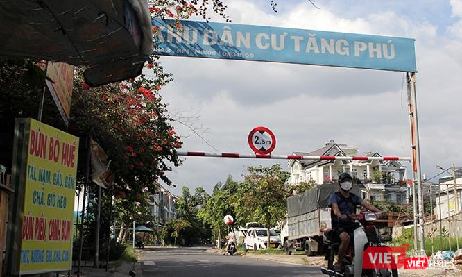 Một lối vào khu vực dự án rộng 36.676,10 m2 vốn thuộc Tổng công ty Nông nghiệp Sài Gòn dùng để chăn nuôi heo nay đã được bán đứt cho tư nhân, bị cáo buộc gây thiệt hại 672.140.972.741 đồng. Một lối vào khu vực dự án rộng 36.676,10 m2 vốn thuộc Tổng công ty Nông nghiệp Sài Gòn dùng để chăn nuôi heo nay đã được bán đứt cho tư nhân, bị cáo buộc gây thiệt hại 672.140.972.741 đồng.