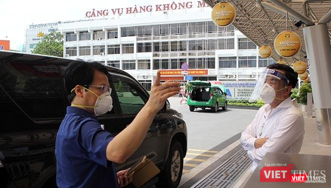 Các cán bộ trong đoàn công tác đặc biệt của tỉnh Hà Tĩnh đang trao đổi nhanh các tình huống phát sinh tại sân bay Tân Sơn Nhất khi tổ chức 5 chuyến bay hồi hương cho 1.837 công dân. Ảnh: GVT.