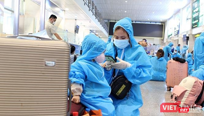 Trong 5 chuyến bay do tỉnh Hà Tĩnh tổ chức, ưu tiên trẻ em, người già, người tàn tật, phụ nữ mang thai và những người đi công tác bị kẹt lại ở TP.HCM, Đồng Nai và Bình Dương. Ảnh: GVT.