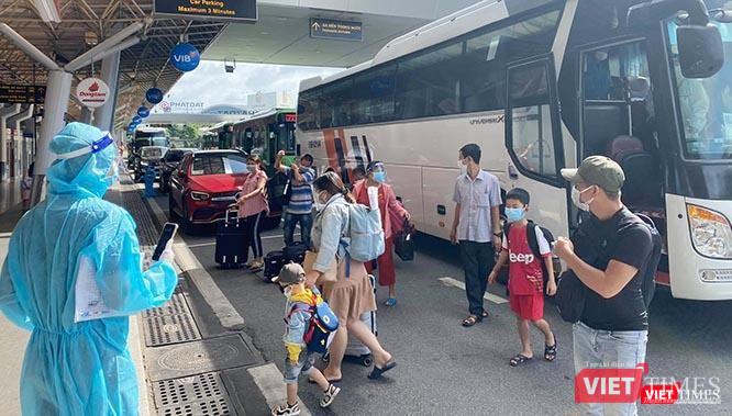 Từ sáng sớm ngày 6/8/2021, tỉnh Bình Dương đã tổ chức 6 xe ca vận chuyển bà con Hà Tĩnh về quê hương được xe cảnh sát giao thông dẫn đường vào tận sân bay Tân Sơn Nhất. Ảnh: GVT.