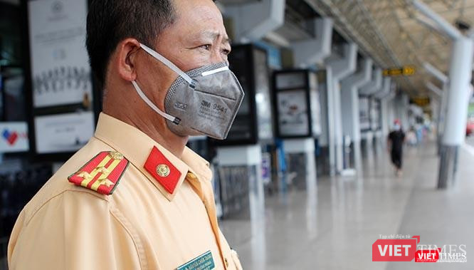 Thượng tá Nguyễn Chiến Thắng (Phó phòng CSGT Công an tỉnh Hà Tĩnh) tại sân bay Tân Sơn Nhất đang dõi theo chuyến bay thứ 5 cất cánh an toàn. Ảnh: GVT.