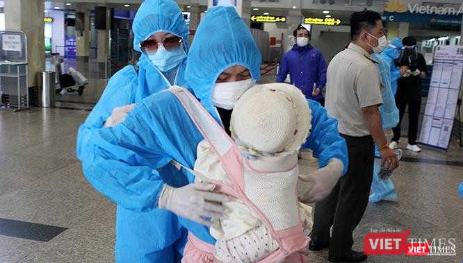 Vợ chồng Nguyễn Công Chính trở về quê nhà với 2 "tài sản" lớn nhất, một bé còn đang phải địu trước ngực ba Chính. Ảnh: GVT.