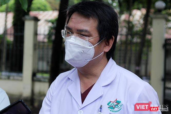 "Hôm qua, một bệnh nhân được chuyển đến trong tình trạng nguy kịch, suy hô hấp nặng, huyết động rối loạn. Các y bác sĩ nhanh chóng dùng thuốc vận mạch, lọc máu liên tục và cho bệnh nhân thở máy. May mắn, hiện tại bệnh nhân tạm ổn định nhưng tiên lượng nặng", Thượng tá, tiến sĩ, bác sĩ Bùi Đức Thành kể về trường hợp nặng nhất tại trung tâm. Ảnh: GVT.