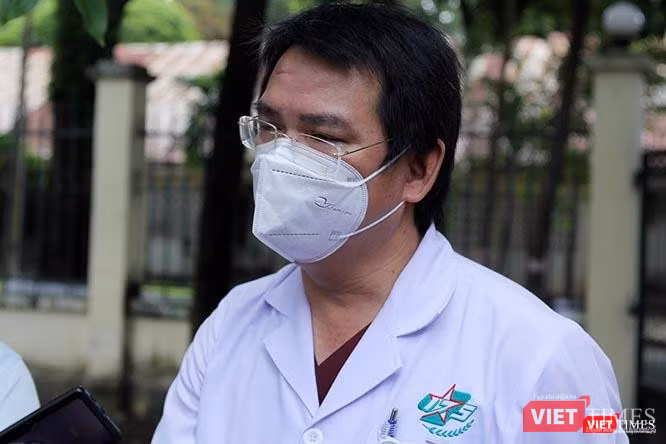 "Hôm qua, một bệnh nhân được chuyển đến trong tình trạng nguy kịch, suy hô hấp nặng, huyết động rối loạn. Các y bác sĩ nhanh chóng dùng thuốc vận mạch, lọc máu liên tục và cho bệnh nhân thở máy. May mắn, hiện tại bệnh nhân tạm ổn định nhưng tiên lượng nặng", Thượng tá, tiến sĩ, bác sĩ Bùi Đức Thành kể về trường hợp nặng nhất tại trung tâm. Ảnh: GVT.