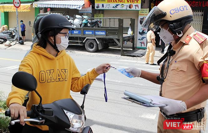 Lực lượng cảnh sát kiểm tra nghiêm ngặt giấy tờ người đi đường hồi tháng 7/2021 tại TP.HCM