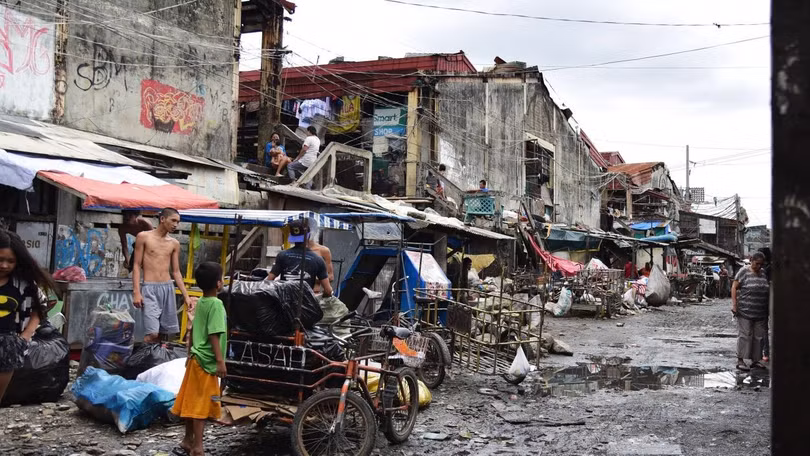 Những người nghèo khổ trong một khu ổ chuột ở Philippines