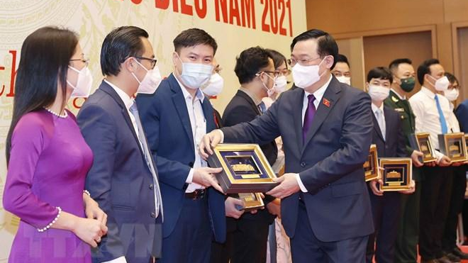 Chủ tịch Quốc hội Vương Đình Huệ trao tặng khen thưởng những Thầy thuốc trẻ tiêu biểu của năm 2021