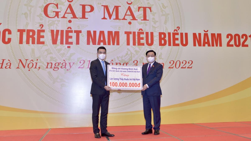 Chủ tịch Quốc hội Vương Đình Huệ trao tặng 100 triệu đồng cho Hội