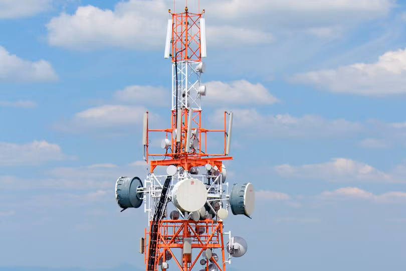 Vì tin rằng 5G làm lây lan Covid-19, một số trạm thu phát 5G tại Anh và các quốc gia khác đã bị một số đối tượng kích động đốt cháy. Ảnh: Phone Arena