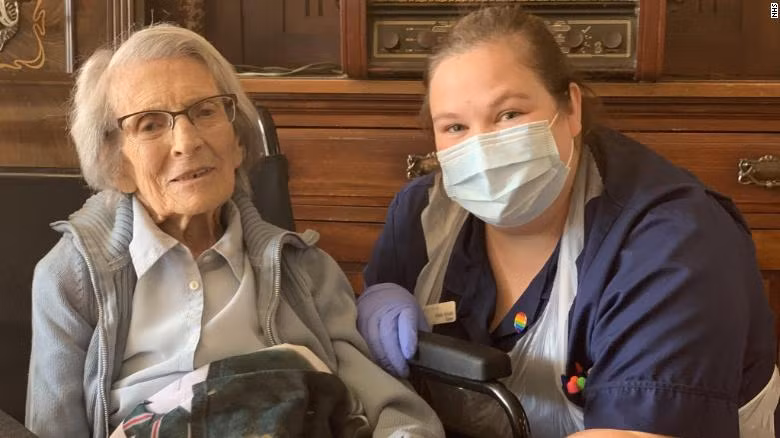 Bà Connie Titchen là bệnh nhân lớn tuổi nhất của nước Anh được xuất viện sau khi bị xác nhận dương tính với Covid-19. Ảnh: CNN