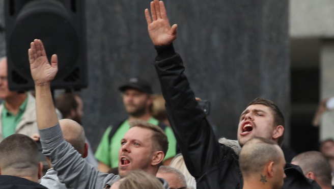 Các phần tử cực Hữu chào và hô khẩu hiệu thời Đức Quốc xã