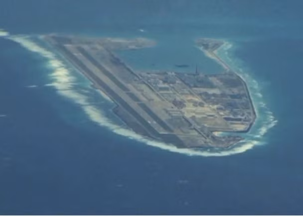 Hình ảnh về đá Chữ Thập thuộc chủ quyền Việt Nam ở Trường Sa đang bị Trung Quốc chiếm giữ phi pháp được các phóng viên chụp từ chiếc P-8A