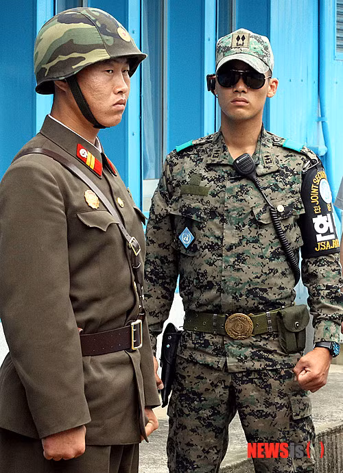 Lính Hàn Quốc và Triều Tiên tại khu phi quân sự Panmunjom