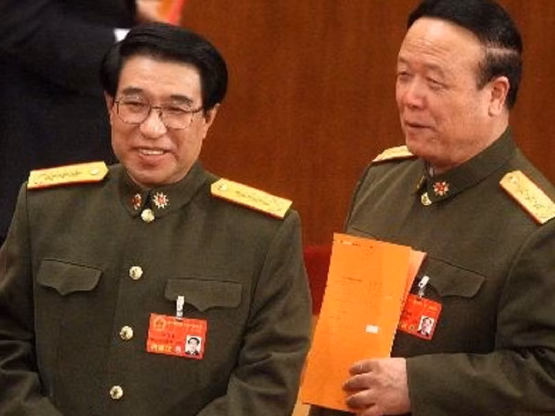 Sau khi hai cựu Phó chủ tịch Quân ủy Từ Tài Hậu (trái) và Quách Bá Hùng bị hạ gục, đã có hàng trăm tướng quân đội Trung Quốc bị quật ngã trong chiến dịch "đả Hổ"