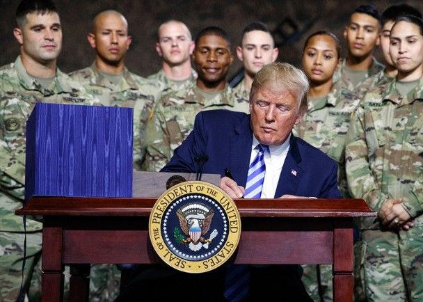 Tổng thống Donald Trump ký Luật ủy quyền quốc phòng 2019 tại căn cứ quân sự Fort Drum ở bang New York 