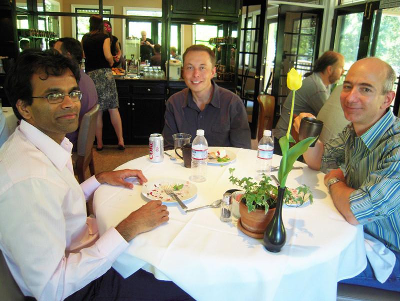 Elon Musk và Jeff Bozos cùng nhau ăn tối.