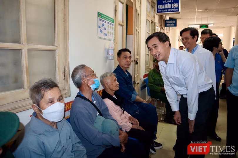 VT_Tham hỏi bà con.jpg