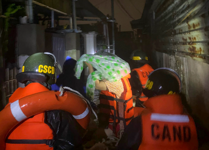 Công an Đà Nẵng khẩn cấp giúp dân vượt lũ trong đêm