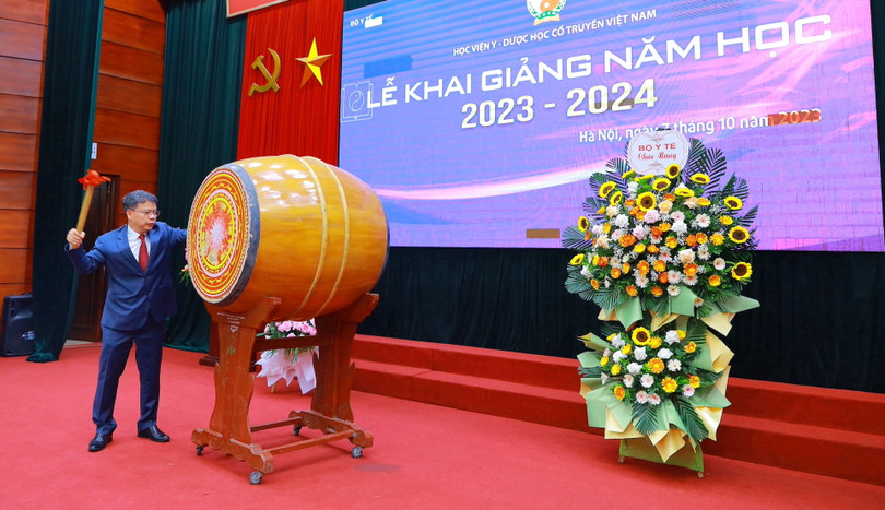 PGS.TS. Nguyễn Quốc Huy - Giám đốc Học viện YDHCT Việt Nam - đánh trống khai giảng năm học mới