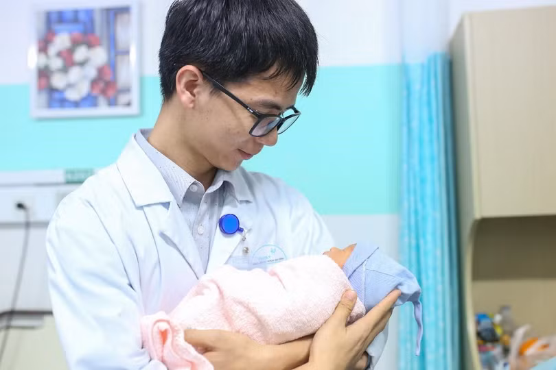 BS. Võ Văn Cường cùng em bé mới sinh tại IVFMD Family.jpg