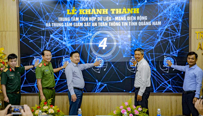 Lãnh đạo tỉnh Quảng Nam bấm nút chính thức đưa Trung tâm tích hợp dữ liệu tỉnh Quảng Nam vào vận hành.