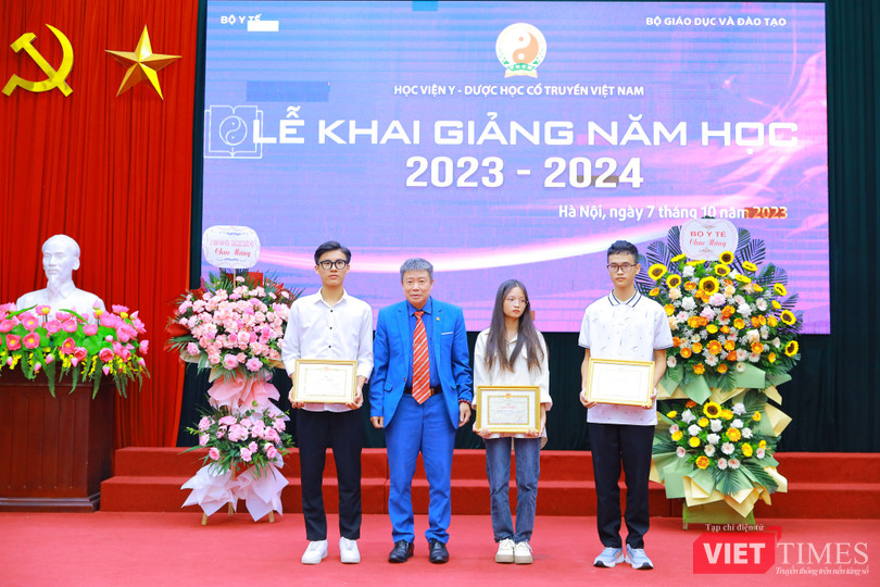 VT_ Huy trao thương.jpeg