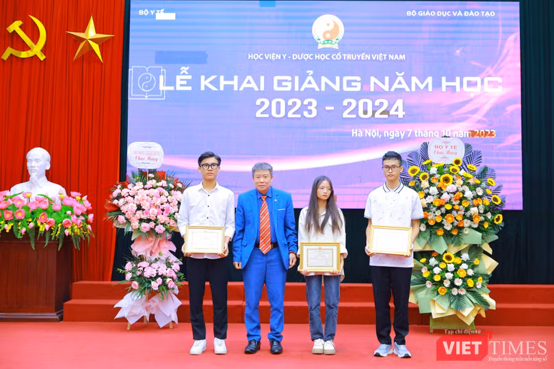 VT_ Huy trao thương.jpeg