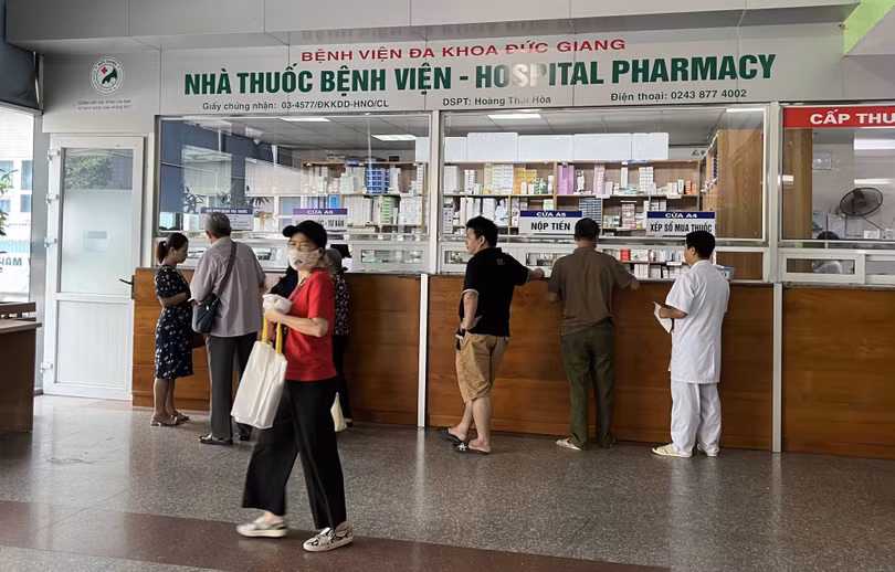 Người dân nhận thuốc tại nhà thuốc bệnh viện