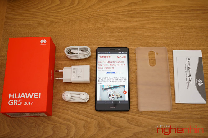Bộ phụ kiện đi kèm Huawei GR5 2017 gồm sạc, cáp, tai nghe, ốp lưng, dán màn hình đã dán sẵn, cây lấy sim và sách hướng dẫn.