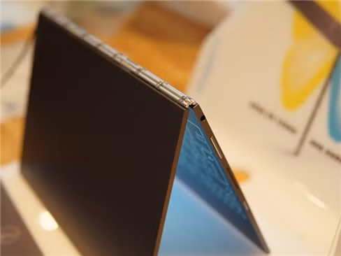 YOGA Book và mẫu smartphone PHAB2 Pro