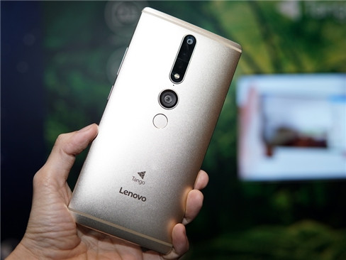 YOGA Book và mẫu smartphone PHAB2 Pro