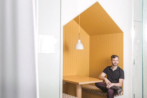 Greg Corrado, đồng sáng lập Google Brain, làm việc với các nhóm sản phẩm để đưa AI vào trong phần mềm, dịch vụ của Google.