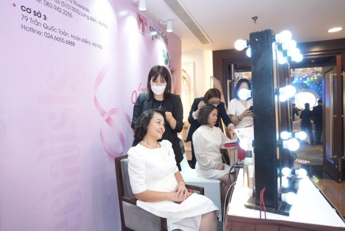 Khách mời được tư vấn, trải nghiệm tạo kiểu làm tóc tại sự kiện Sweet Aura. Ảnh: SeABank