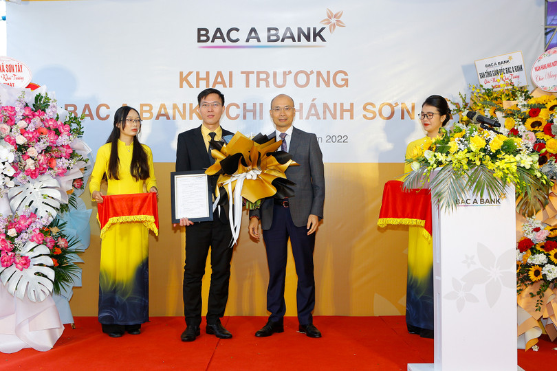 Ông Chu Nguyên Bình, Phó TGĐ BAC A BANK trao quyết định thành lập cho Giám đốc CN Sơn Tây