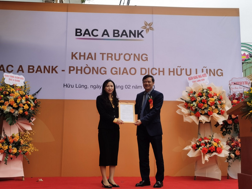 Ông Nguyễn Việt Hanh, Phó Tổng Giám đốc Bac A Bank trao quyết định thành lập cho Giám đốc Phòng giao dịch Hữu Lũng. Ảnh: Bac A bank