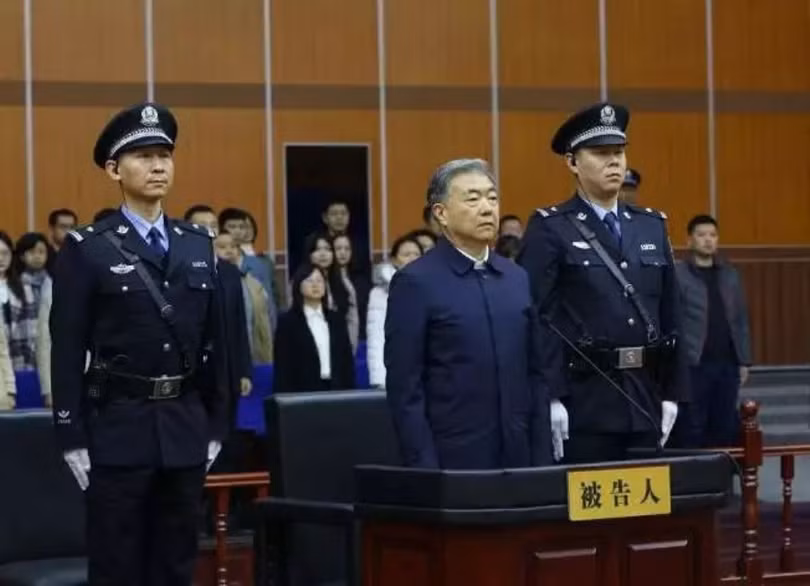 Vuong Tam Van ra toa.png